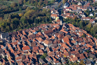 Vue aérienne de Vieille ville à le quartier Astheim in Volkach dans le département Bavière, Allemagne