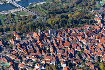 Vue aérienne de Église Saint-Barthélemy dans la vieille ville et pont principal Volkach à Volkach dans le département Bavière, Allemagne