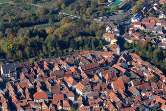 Vue aérienne de Tour construite sur l'ancien mur historique de la ville à Volkach dans le département Bavière, Allemagne