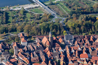 Vue aérienne de Hôtel de ville de la communauté administrative Volkach sur la place du marché au centre-ville et l'église catholique Saint-Barthélemy et Saint-Georges à Volkach dans le département Bavière, Allemagne