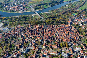 Vue aérienne de Vue sur la ville sur les rives du Main à Volkach dans le département Bavière, Allemagne