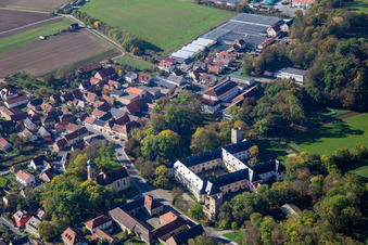 Vue oblique de Palais du comte Schönborn Gaibach à le quartier Gaibach in Volkach dans le département Bavière, Allemagne