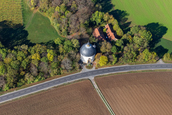 Vue aérienne de Chapelle Sainte-Croix sur la Schweinfurter Straße à le quartier Gaibach in Volkach dans le département Bavière, Allemagne