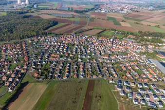 Vue aérienne de Vue de la ville depuis le sud-est à Röthlein dans le département Bavière, Allemagne
