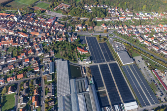 Vue aérienne de Zone industrielle avec serres de l'entreprise horticole Andreas Knaup à Röthlein dans le département Bavière, Allemagne