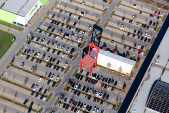Vue aérienne de Chaise géante rouge sur le parking du magasin de meubles - Möbelmarkt XXXL Neubert Schweinfurt à le quartier Oberndorf in Schweinfurt dans le département Bavière, Allemagne