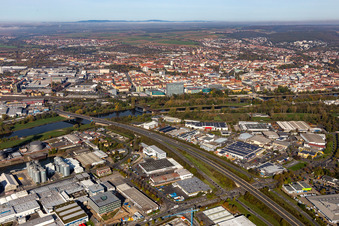 Vue aérienne de Les rives du Main à le quartier Grün in Schweinfurt dans le département Bavière, Allemagne
