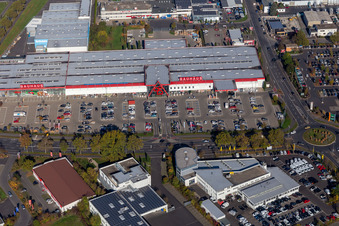 Vue aérienne de Quincaillerie BAUHAUS Schweinfurt au crépuscule à le quartier Grün in Schweinfurt dans le département Bavière, Allemagne