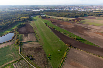 Vue aérienne de Zone de piste et de voie de circulation de l'aéroport de Schweinfurt Süd EDFS à Gochsheim dans le département Bavière, Allemagne