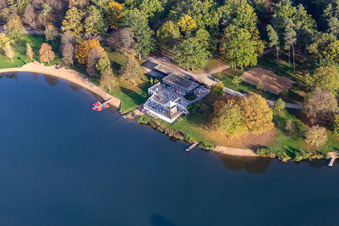 Vue aérienne de Café de plage au lac de la carrière à Schweinfurt dans le département Bavière, Allemagne