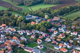 Palais du comte Schönborn Gaibach à le quartier Gaibach in Volkach dans le département Bavière, Allemagne d'en haut
