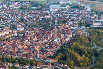Vue aérienne de Vieille ville à le quartier Astheim in Volkach dans le département Bavière, Allemagne