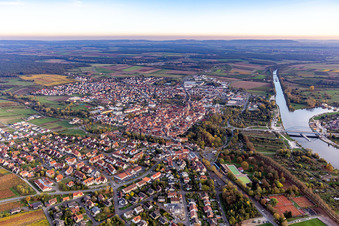 Vue oblique de Volkach dans le département Bavière, Allemagne