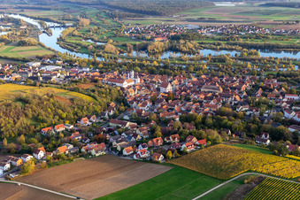 Vue aérienne de Vieille ville sur le Main vue du nord à Dettelbach dans le département Bavière, Allemagne