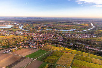 Photographie aérienne de Vieille ville sur le Main vue du nord à Dettelbach dans le département Bavière, Allemagne