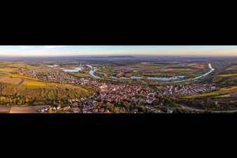 Vue aérienne de Perspective panoramique de la zone riveraine du Main à Dettelbach dans le département Bavière, Allemagne