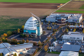 Vue aérienne de Zone commerciale de Mainfrankenpark et implantation d'entreprise avec Cineworld-Cineplex à le quartier Effeldorf in Dettelbach dans le département Bavière, Allemagne