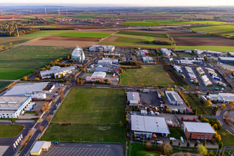 Vue aérienne de Zone industrielle et agglomération d'entreprises Mainfrankenpark à le quartier Effeldorf in Dettelbach dans le département Bavière, Allemagne