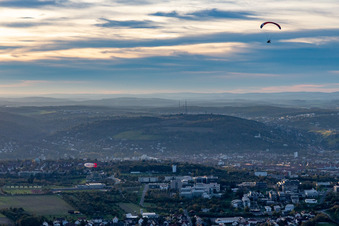 Vue aérienne de Zeppelin et parapente au-dessus de Galgenberg à Gerbrunn dans le département Bavière, Allemagne
