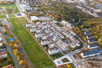 Vue aérienne de Un chantier résidentiel avec un ensemble de logements collectifs est en cours le long de la Norbert-Glanzberg-Straße. Deux bâtiments plus grands ont été construits par la coopérative de construction « Würzburg GbR » et planifiés par les sociétés « bogevischs buero architekten & stadtplaner GmbH » et « bauart Konstruktions GmbH + Co. KG », tandis que d'autres seront construits par « INDUSTRIA WOHNEN GmbH ». à le quartier Frauenland in Würzburg dans le département Bavière, Allemagne