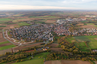 Vue aérienne de Vue des rues et des maisons dans les quartiers résidentiels à Estenfeld dans le département Bavière, Allemagne