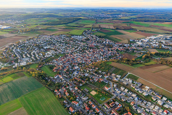 Vue aérienne de Vue de la ville depuis le sud-est à Estenfeld dans le département Bavière, Allemagne