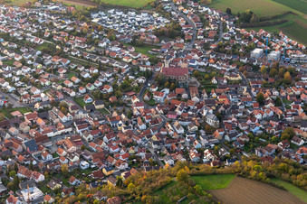 Vue aérienne de Bâtiment d'église au centre du village à Estenfeld dans le département Bavière, Allemagne
