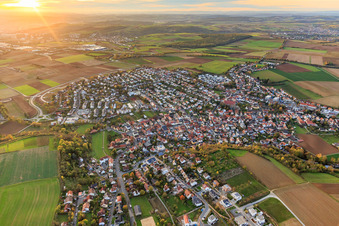 Vue aérienne de Vue de la ville depuis l'est à Estenfeld dans le département Bavière, Allemagne