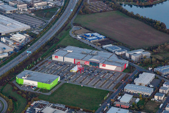 Vue aérienne de Chaise géante sur le parking du magasin de meubles - marché du meuble XXXLutz Neubert Schweinfurt dans la zone industrielle de Maintal à le quartier Oberndorf in Schweinfurt dans le département Bavière, Allemagne