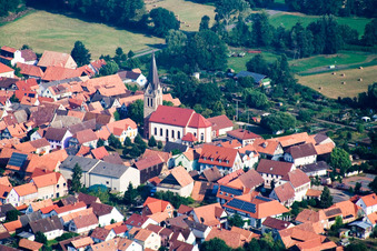 Vue aérienne de Bâtiment d'église au centre du village à Steinweiler dans le département Rhénanie-Palatinat, Allemagne