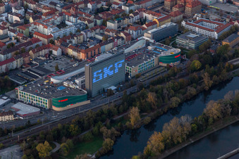 Vue aérienne de Centre commercial Stadtgalerie Schweinfurt et gratte-ciel SKF illuminés le soir à le quartier Grün in Schweinfurt dans le département Bavière, Allemagne