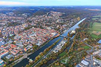 Vue aérienne de Vue de la ville depuis le sud-ouest avec l'île principale dans la partie principale à Schweinfurt dans le département Bavière, Allemagne
