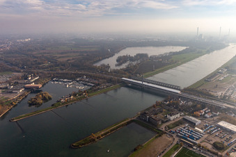 Vue aérienne de Voie couverte d'une tente des ponts du Rhin de la route fédérale 10 et du train régional sur le Rhin entre Karlsruhe Maxau et Wörth am Rhein à le quartier Maximiliansau in Wörth am Rhein dans le département Rhénanie-Palatinat, Allemagne