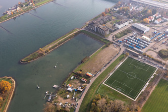 Vue aérienne de Quais et postes d'amarrage des navires dans le bassin portuaire du Rhin Maximiliansau avec CJD Maximiliansau à le quartier Maximiliansau in Wörth am Rhein dans le département Rhénanie-Palatinat, Allemagne