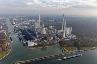 Vue aérienne de Installations électriques de la centrale électrique au charbon d'EnBW Energie Baden-Württemberg AG, centrale à vapeur de Rheinhafen Karlsruhe à le quartier Daxlanden in Karlsruhe dans le département Bade-Wurtemberg, Allemagne