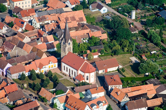 Vue aérienne de Rue de l'Église avec St. Martin à Steinweiler dans le département Rhénanie-Palatinat, Allemagne