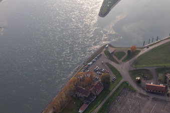 Vue aérienne de Sur le Rhin à Lauterbourg dans le département Bas Rhin, France