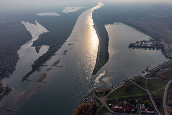 Vue aérienne de Port autonome de Strasbourg à Lauterbourg dans le département Bas Rhin, France