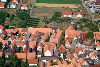 Vue aérienne de Église Protestante Steinweiler à Steinweiler dans le département Rhénanie-Palatinat, Allemagne