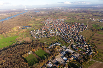 Vue aérienne de Vue des rues et des maisons dans les quartiers résidentiels à Au am Rhein dans le département Bade-Wurtemberg, Allemagne