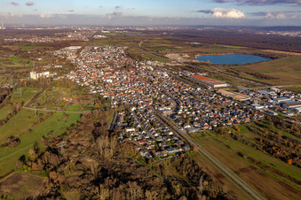 Vue aérienne de Vue des rues et des maisons dans les quartiers résidentiels à Durmersheim dans le département Bade-Wurtemberg, Allemagne
