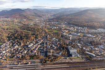 Vue aérienne de De l'ouest à le quartier Oos in Baden-Baden dans le département Bade-Wurtemberg, Allemagne