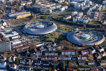Vue aérienne de Le centre commercial Shopping Cité, en forme d'OVNI, d'ECE Centermanagement GmbH à le quartier Oos in Baden-Baden dans le département Bade-Wurtemberg, Allemagne