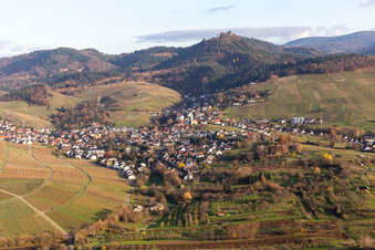 Vue aérienne de Village - Vue au pied de l'Yburg en Varnhalt à le quartier Varnhalt in Baden-Baden dans le département Bade-Wurtemberg, Allemagne