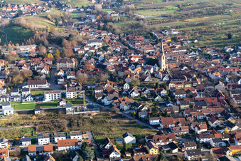 Vue aérienne de Bâtiment d'église du sud dans le centre-ville en Steinbach à le quartier Steinbach in Baden-Baden dans le département Bade-Wurtemberg, Allemagne