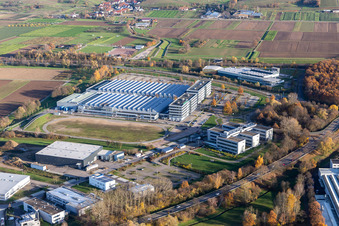 Vue aérienne de Usine de fabrication de véhicules de Schaeffler Automotive Bühl GmbH & Co. KG à le quartier Vimbuch in Bühl dans le département Bade-Wurtemberg, Allemagne