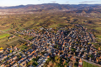 Vue aérienne de Entre les arbres fruitiers et B3 à le quartier Önsbach in Achern dans le département Bade-Wurtemberg, Allemagne