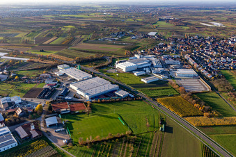 Vue aérienne de Locaux d'entreprise de HELIA Ladenbau GmbH, Siebdruck Service Welle GmbH et Ernst Umformtechnik GmbH sur la B28 avec des halls, des bâtiments d'entreprise et des installations de production entre Zusenhofen et Nussbach à le quartier Zusenhofen in Oberkirch dans le département Bade-Wurtemberg, Allemagne