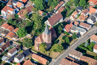 Vue aérienne de Bâtiment d'église au centre du village à Rohrbach dans le département Rhénanie-Palatinat, Allemagne