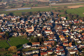 Vue aérienne de L'église Saint-Michel vue du sud à Appenweier dans le département Bade-Wurtemberg, Allemagne